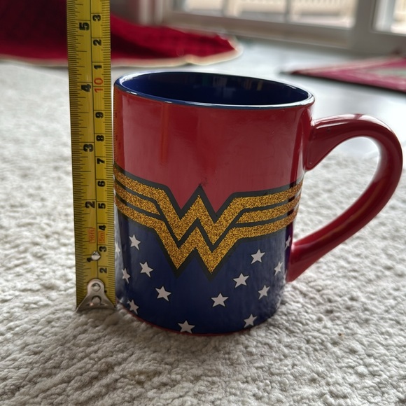 Wonder Woman Coffee Mug w/ Raised Gold Glitter Emblem - Excellent Condition - Picture 5 of 6